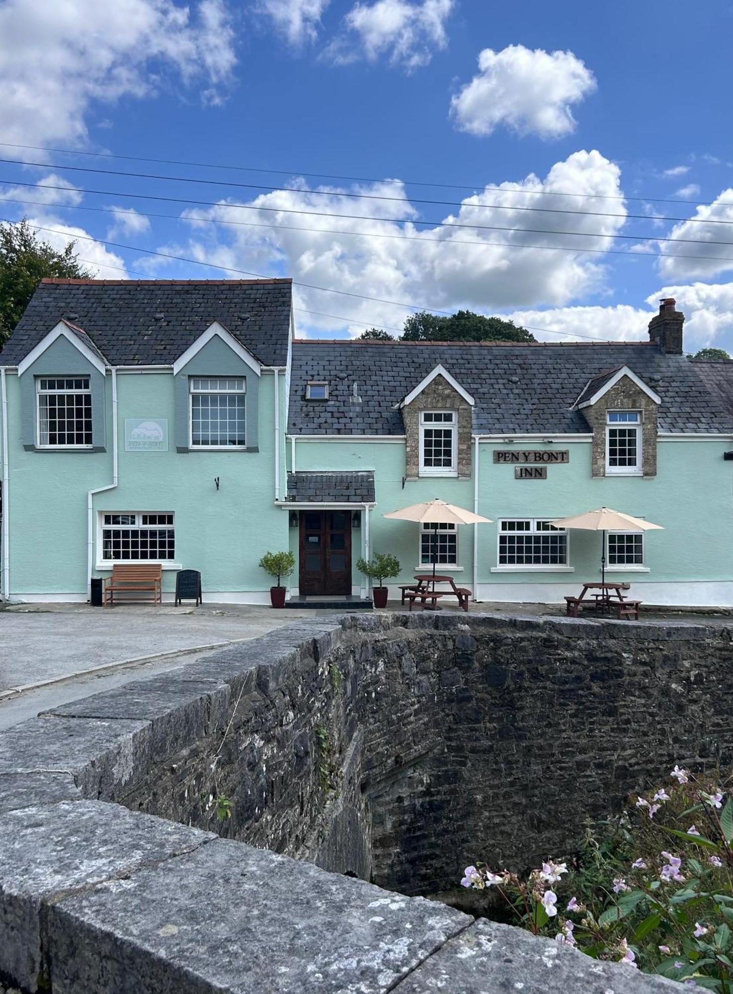 Penybont Restaurant + Inn Кармартън Екстериор снимка