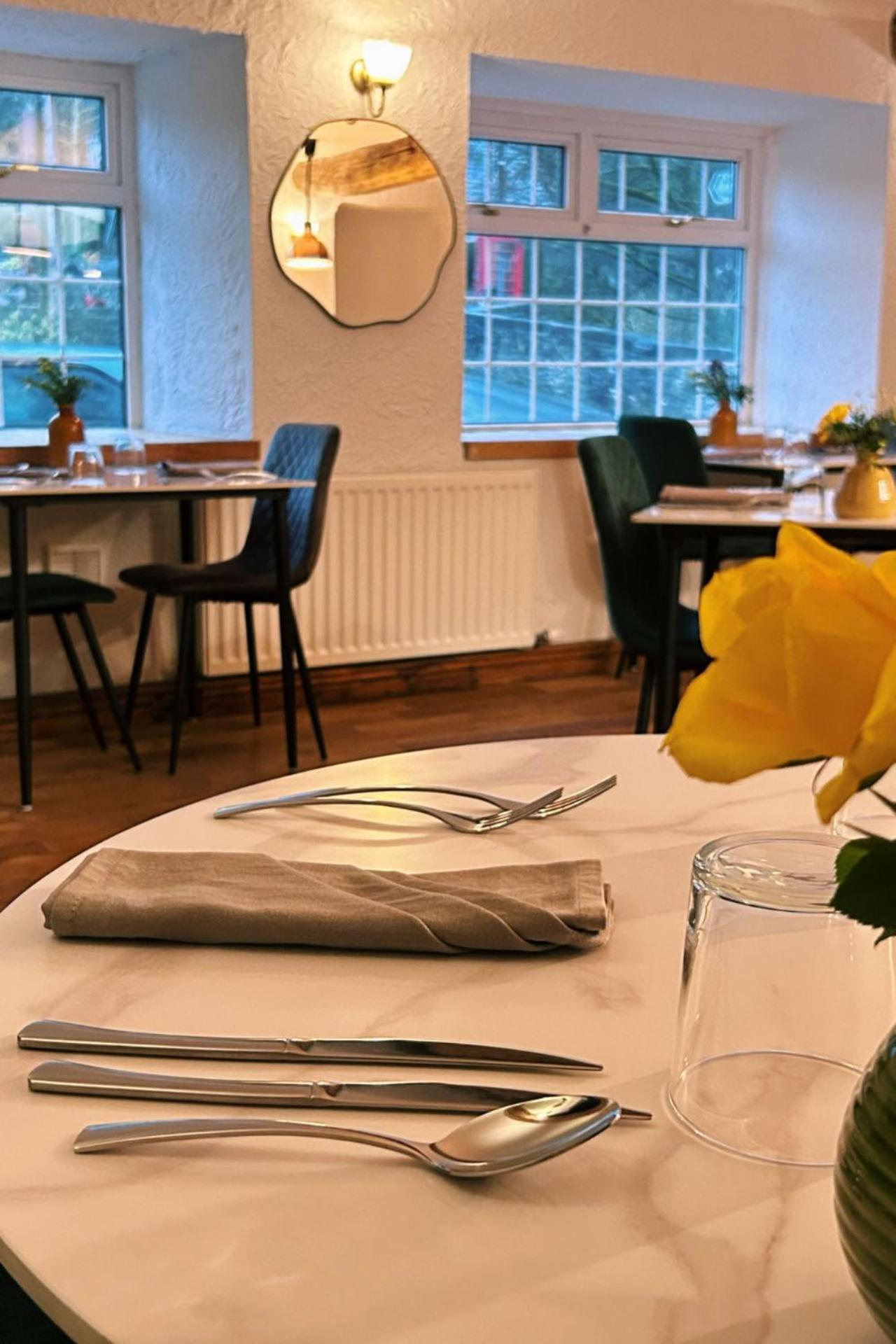 Penybont Restaurant + Inn Кармартън Екстериор снимка